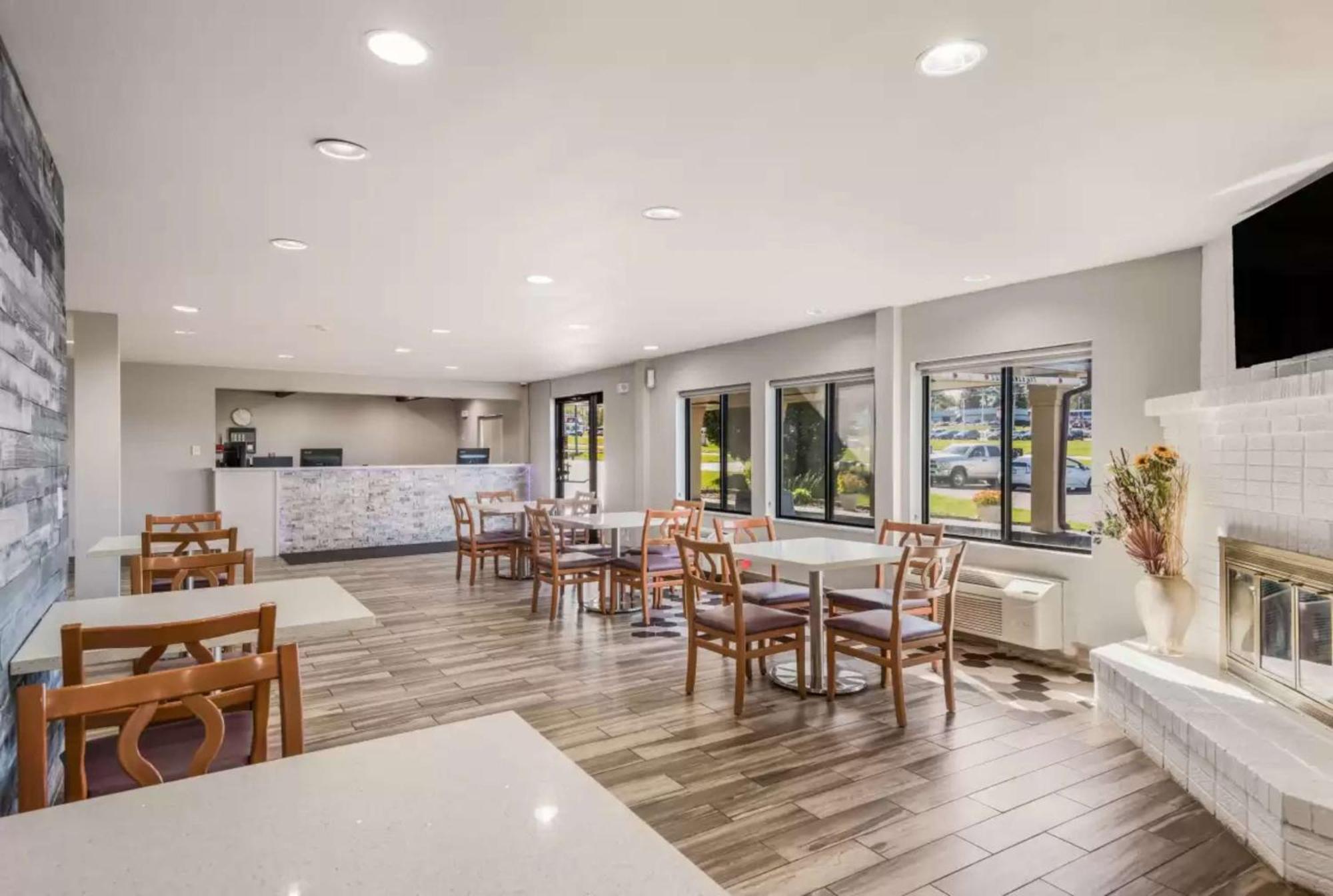 Econo Lodge Inn&Suites Des Moines - Merle Hay Rd Extérieur photo